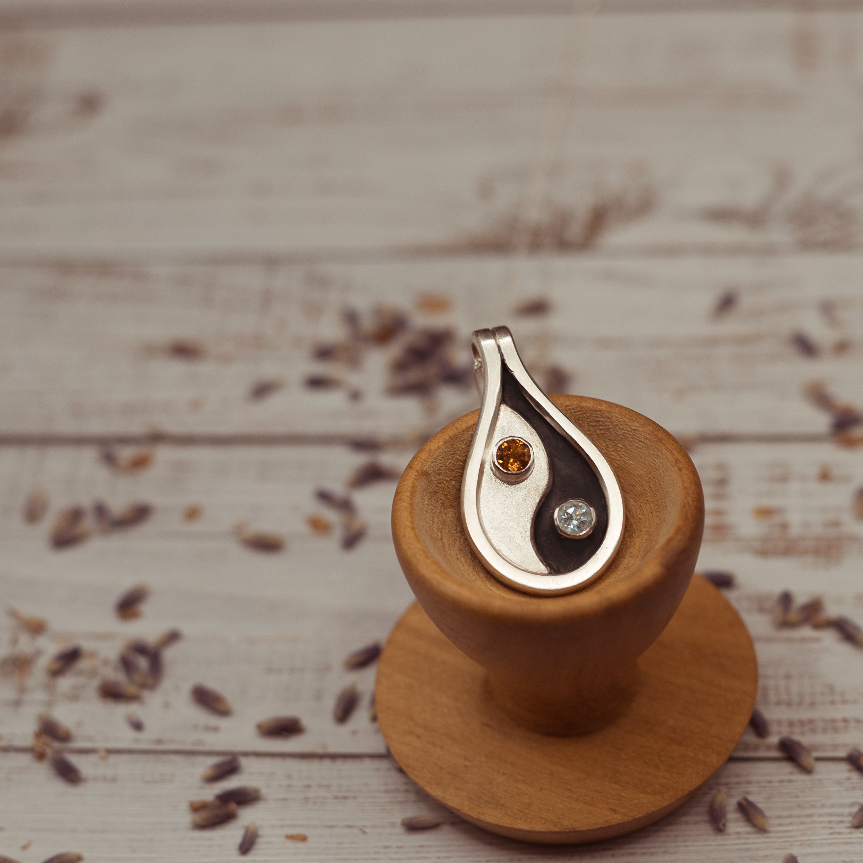 The Art of Coloured Gemstones: Expressing Emotions and Stories